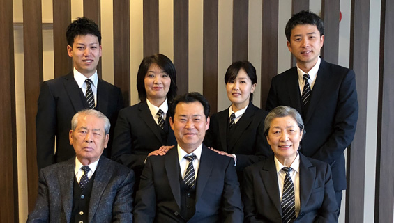 1981年創業者の地元であるこの地に葬儀会社を設立し、45年間、現在も家族で営んでおります。